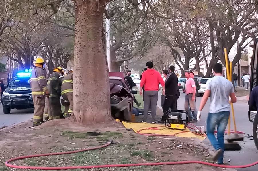Un herido en fuerte choque de un vehículo contra un árbol