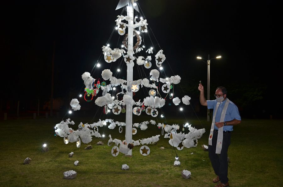Vecinal Pedroni puso luz al barrio: inauguró luminarias y su árbol de Navidad