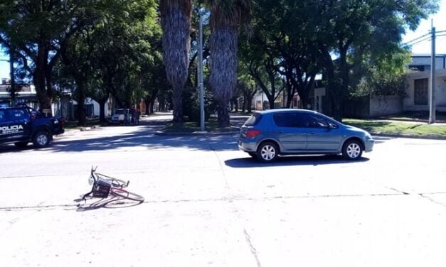 Policiales: chocaron un auto y una bicicleta