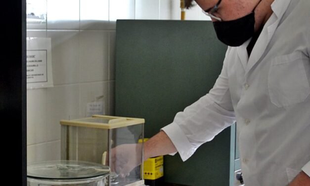 Tras habilitarse las actividades presenciales en la provincia, en el Centro Universitario Gálvez ya realizan prácticas en laboratorio