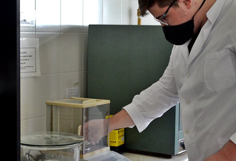 Tras habilitarse las actividades presenciales en la provincia, en el Centro Universitario Gálvez ya realizan prácticas en laboratorio