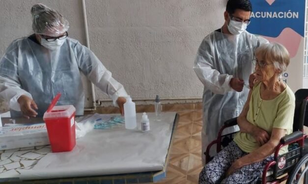 Vacunaron a los abuelos en geriátricos de la ciudad