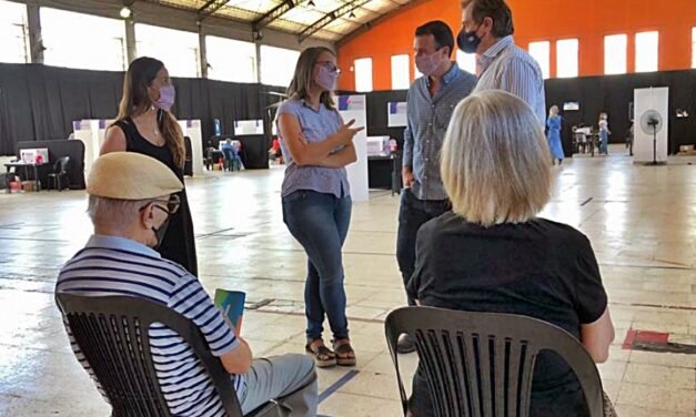 El Gobierno continúa con la vacunación a docentes y adultos mayores