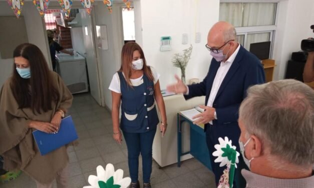 El Secretario de Educación se reunió con autoridades locales y entregó aportes a entidades educativas