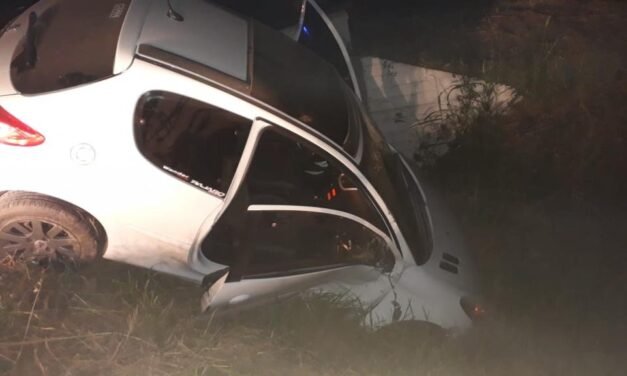 Policiales: chocó con el auto y cayó a un canal