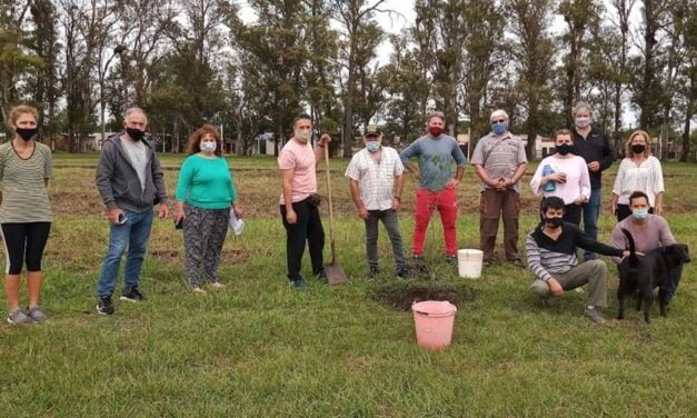 El PC Gálvez plantó árboles en el «Día de la Memoria»