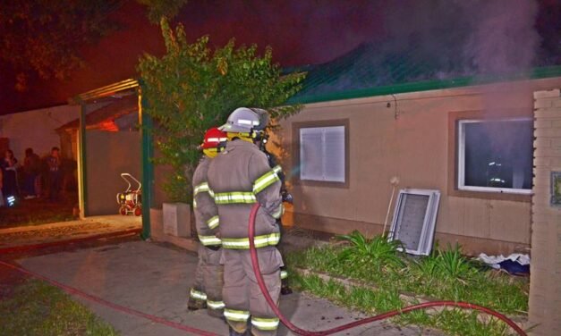 Fuego en vivienda de calle Liniers al 1.000: trabajaron 4 dotaciones