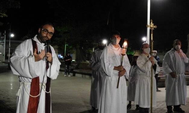 Vía Crucis: el Padre Carlos pidió «tener esperanza, porque resucitar significa ponerse de pie»