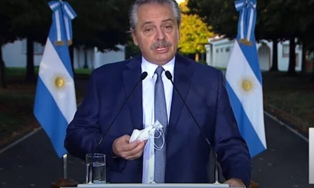 El presidente anunció nuevas restricciones para frenar la segunda ola