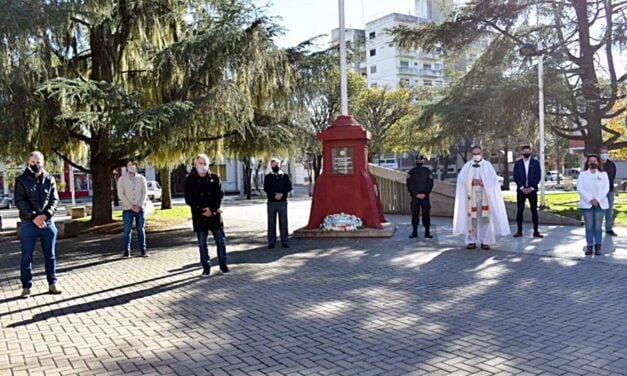 Con un breve acto y sin presencia de público, se conmemoró el 211 aniversario de la Revolución de Mayo