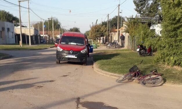 Chocaron una bicicleta y un utilitario