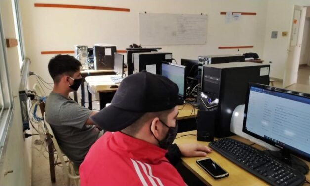 La Escuela Nº 670 tiene radio!!!: los alumnos de 6to. año crearon la FM 670 «LA BURBUJA»