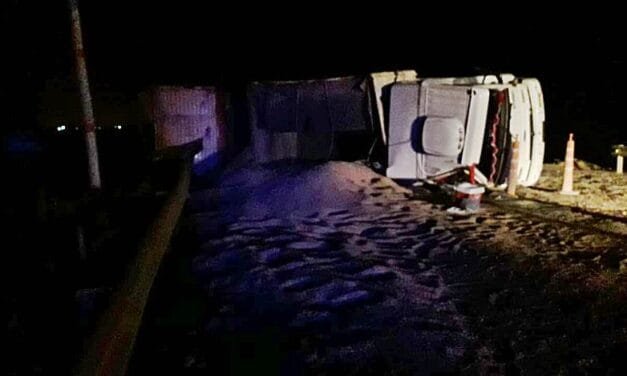 Policiales: vuelco de camión con soja en el desvío del puente en San Eugenio
