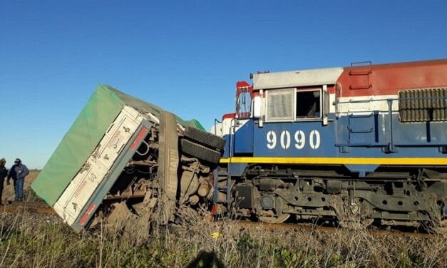 Policiales: tren embistió a un camión en López