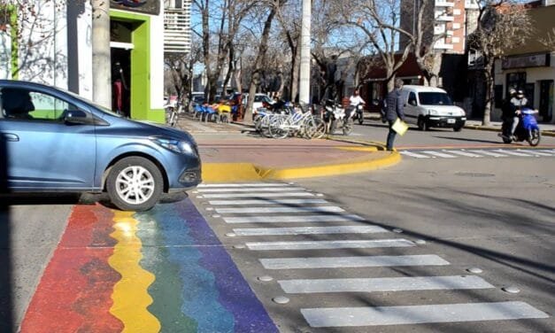 Banderas arco iris en las sendas peatonales de Belgrano y Sarmiento: forman parte de intervención del colectivo LGBTIQ+