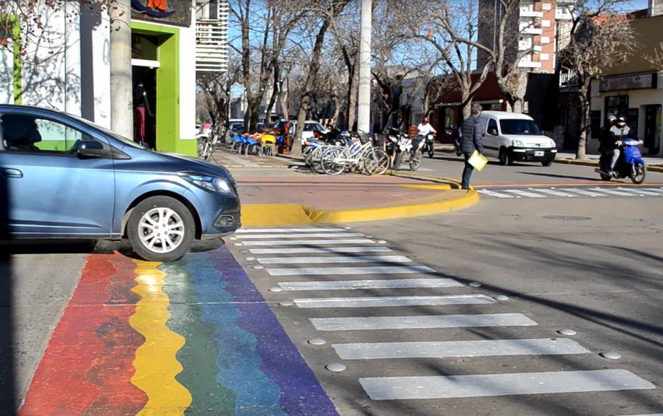 Banderas arco iris en las sendas peatonales de Belgrano y Sarmiento: forman parte de intervención del colectivo LGBTIQ+