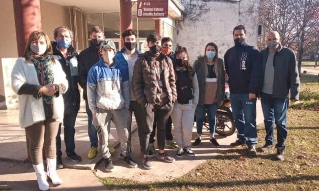 Municipio, Cegnet y la Escuela N° 670 ejecutan el tendido de fibra óptica en su edificio para luego replicarlo en las otras escuelas