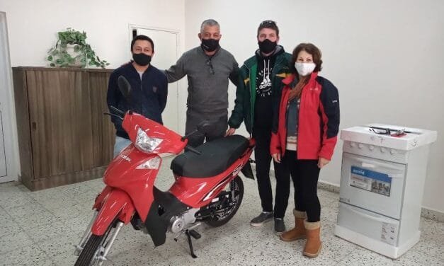 Los ganadores del sorteo final del bono del Hospital, recibieron sus premios