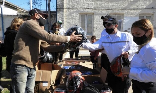 El Municipio entregó 60 cascos reglamentarios