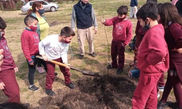 Gran convocatoria en una nueva forestación del Ecoparque «La Entrefina»
