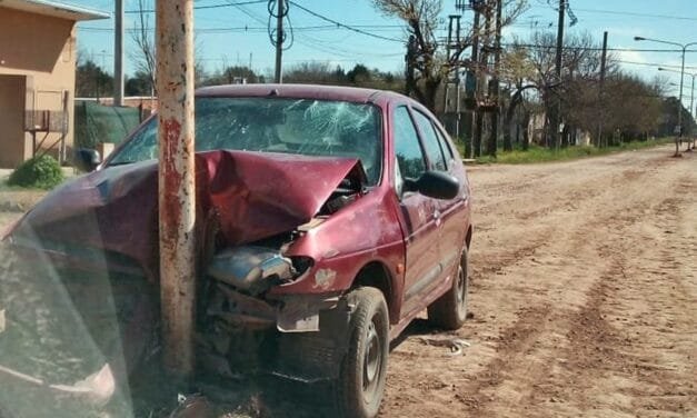 Policiales: un automóvil quedó incrustado en una columna de alumbrado público