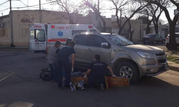 Colisionaron una moto y una camioneta