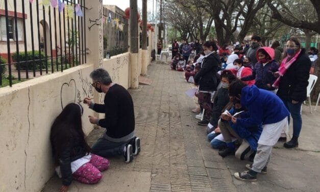 «El color lo ponés vos»: el artista Emilio Ferrero pintó murales en la Escuela N°877