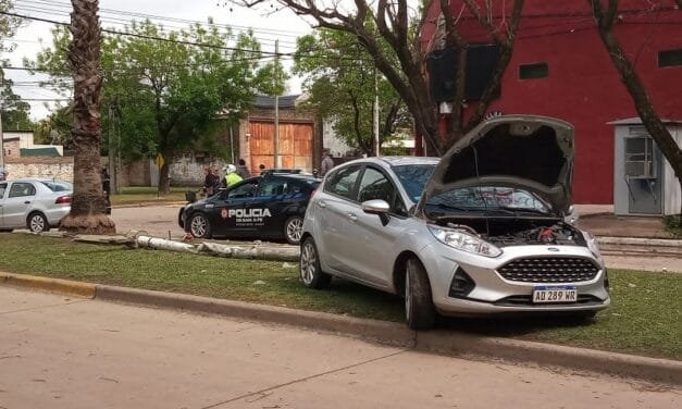 Colisionaron dos vehículos y uno terminó contra una columna de alumbrado