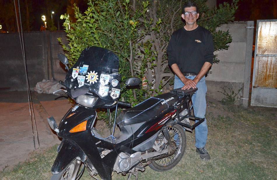 Visitó la ciudad un viajero en moto que va por «la vuelta al país en 100 días»