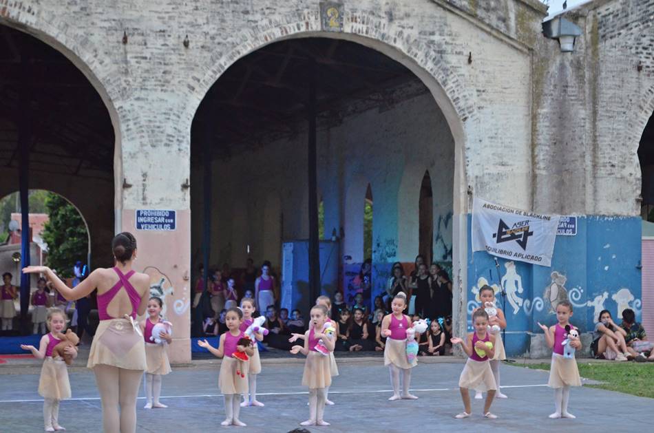 La muestra de fin de año «Cuerpos etéreos» llenó de danza y acrobacias los galpones del FF.CC.