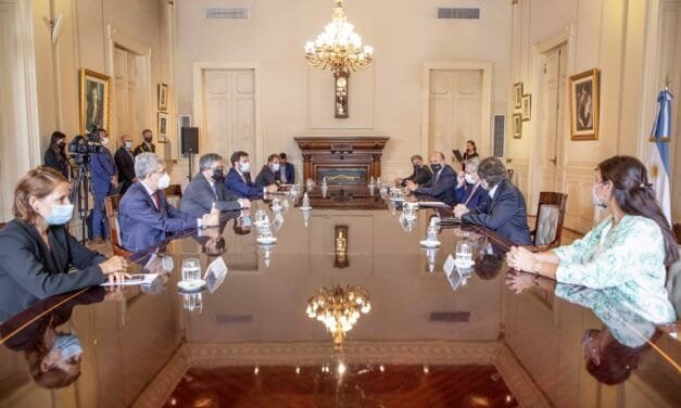 Perotti y Fernández, firmaron un préstamo por 100 millones de dólares para tender 4.000 kilómetros de fibra óptica y unir las 365 ciudades