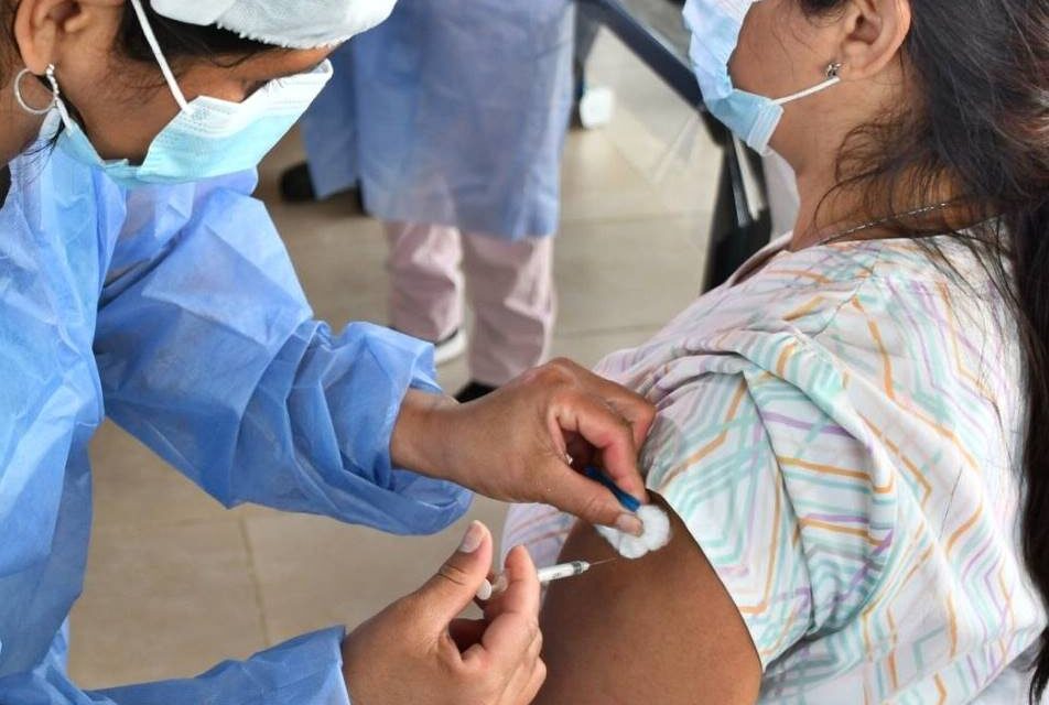 Provincia anunció que desde el lunes liberará la vacunación de terceras dosis a mayores de 40 años