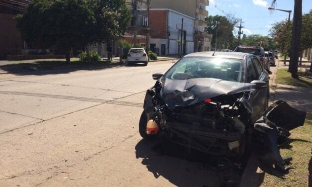 Fuerte choque en Jorge Newbery y Primera Junta