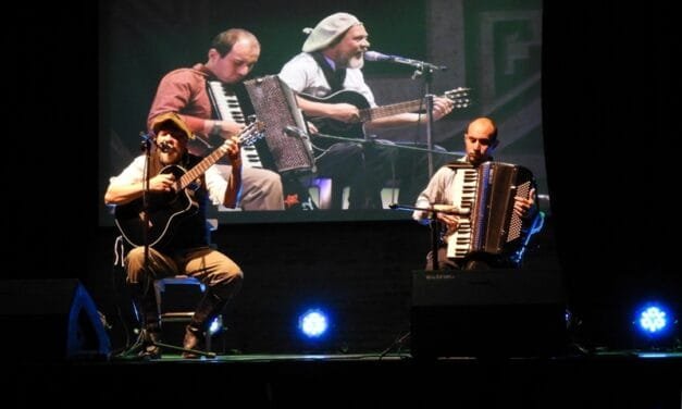Cantándole a la Provincia, «SantaVecinos Dúo» presentó en vivo su primer trabajo discográfico