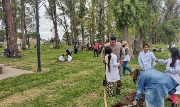En el Día Internacional de los Bosques y la Forestación plantan árboles en el Monte de Eucaliptus