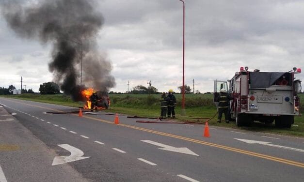 Un utilitario se prendió fuego en la ruta