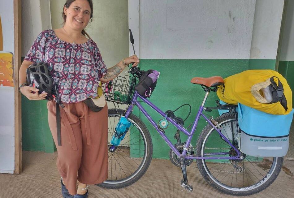Para su proyecto cultural, poeta viaja en bici por la provincia y hoy llegó a Gálvez