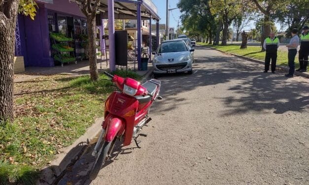 Chocaron una moto y un auto