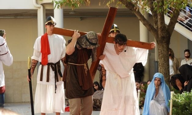 Semana Santa: Vía Crucis en el Colegio del Calvario