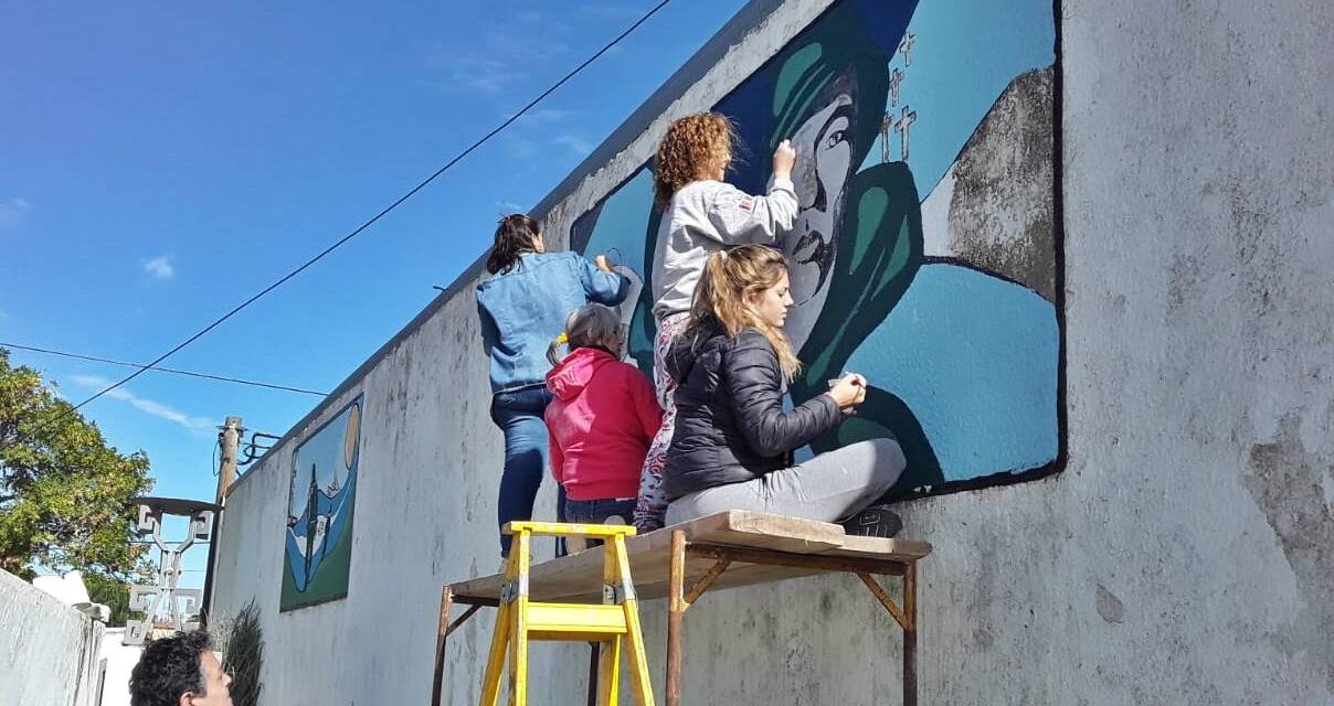 Alumnos de Liceo Municipal, restauraron los murales de la Plaza de los Veteranos de Malvinas