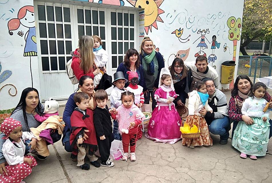 Los pequeños del Jardín Maternal Municipal, celebraron el 25 de mayo en el centro