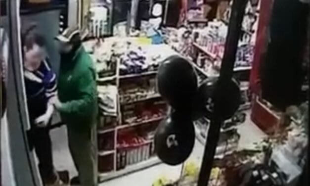 Entró a robar armado en un maxikiosco y se llevó la caja registradora: quedó filmado