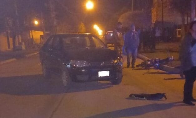 Dos heridos tras colisionar una moto y un auto