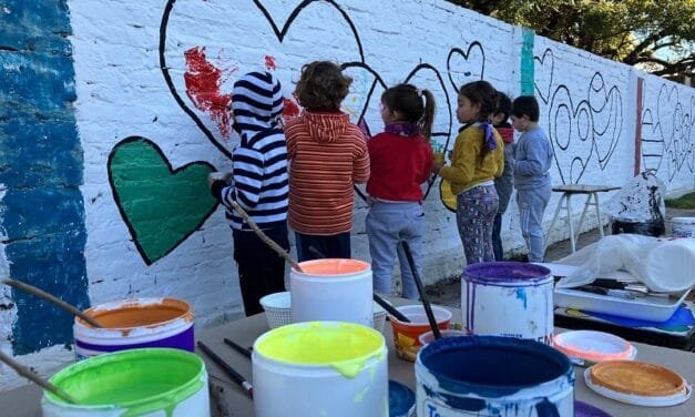 Alumnos del Jardín Padre Bonhomme pintan los muros del Parque San José