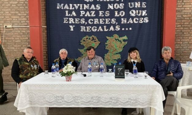 Presentaron en la Escuela N°877 el libro «MALVINAS, 40 Años, Veinte Cuentos y Un Perdón»