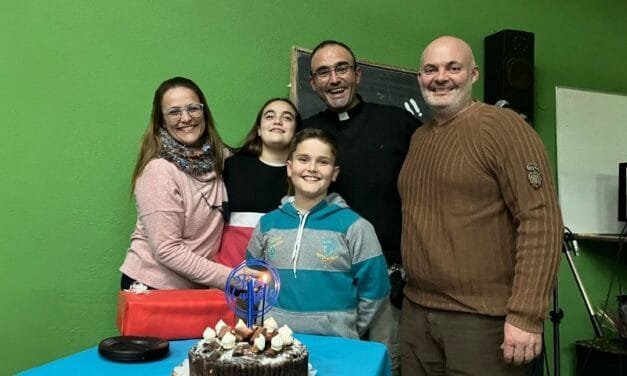 Sociales: el Padre Carlos Magnano celebró su cumpleaños en comunidad