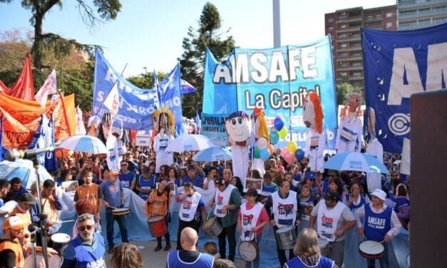Los docentes se movilizaron, ratificaron las medidas y sostienen que «la paritaria tiene que ser urgente»