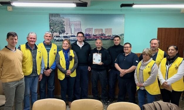 El Club de Leones Gálvez entregó un reconocimiento a Bomberos Voluntarios