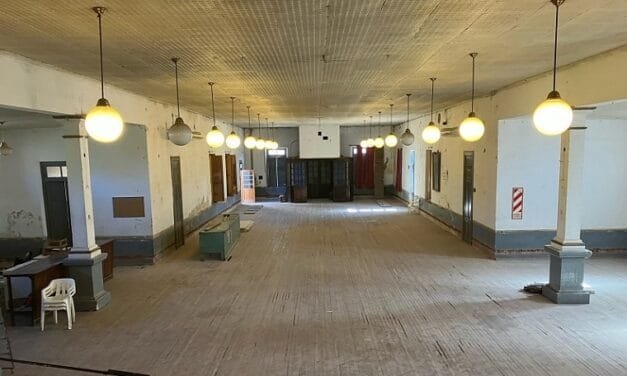 En Irigoyen, remodelan el centenario Salón de la Sociedad Italiana