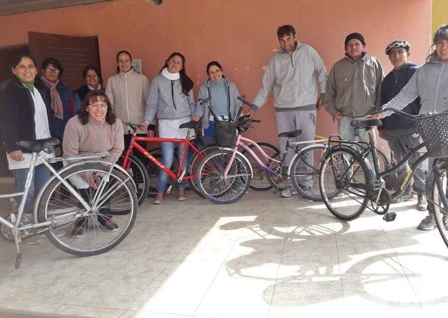 Nuevo viaje solidario a Santiago del Estero: esta vez, llevaron bicis para que los chicos puedan ir a la escuela